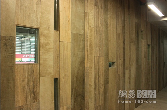 在空间设计上，ICC瓷砖利用自有产品铺贴办公区墙体，墙面以透明窗格作为点缀，光线通过窗格投射进入办公室，让办公室采光充足