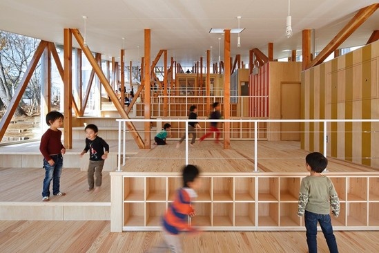 hakusui 幼儿园位于日本的千叶市，建在小树林附近的缓坡上。该幼儿园是由yamazaki kentaro工作室设计的，其设计理念是希望孩子们能够尽可能多的接触到周围的自然环境。幼儿园设计考虑了场地的地形、风向和建筑的朝向，幼儿园可以容纳60人，并且以逐级台阶为特征，用不同倾斜角度的木柱支撑斜屋顶。该建筑主要是由轻木材构成，朝南，空间设计宜于儿童使用，给其营造出舒适的环境，能够获取充足的自然光。内部的阶梯设计将平面划分为不同的玩耍区域，同时喷涂原色的小屋提供了学习活动的私密空间。两边的玻璃和顶部大玻璃开口使得自然风穿过空间，让幼儿园可以享受到宜人的微风，尤其是在夏季。