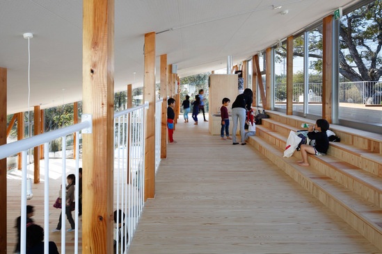 亲近自然的阶梯式 hakusui 幼儿园