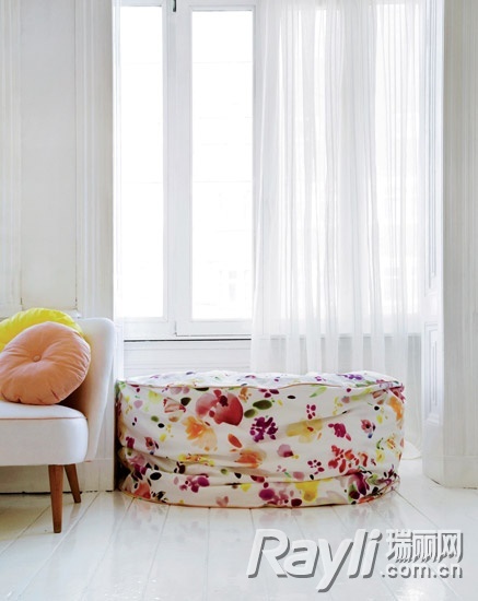 薄纱窗帘和厚实花朵大坐垫，独享窗前阳光。
