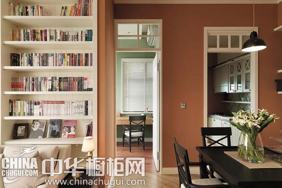 温润古朴的温馨家 一字型橱柜设计消弭厨房窄长感 客厅设计