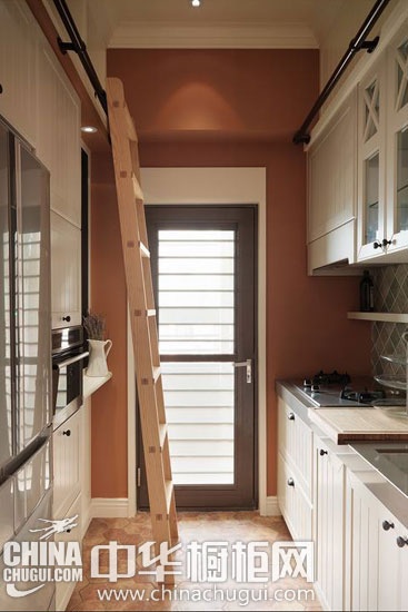 温润古朴的温馨家 一字型橱柜设计消弭厨房窄长感 橱柜设计