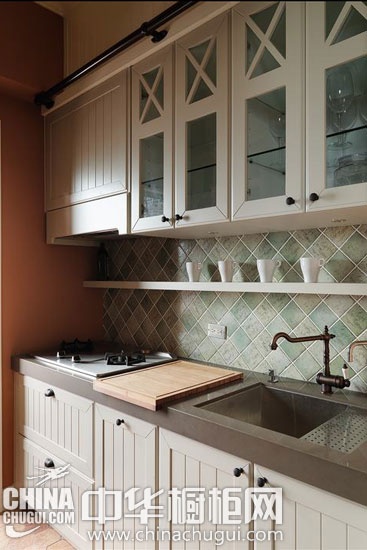 温润古朴的温馨家 一字型橱柜设计消弭厨房窄长感 整体橱柜