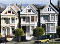 月薪不过万，养个“全职太太”是奢望！