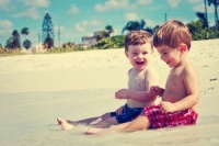 月薪不过万，养个“全职太太”是奢望！