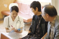 月薪不过万，养个“全职太太”是奢望！