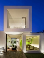 绿色实用空间 酷似骰子的纯白现代豪宅