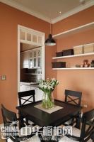 温润古朴的温馨家 一字型橱柜设计消弭厨房窄长感