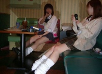 为什么日本女生没有及膝袜子活不了？