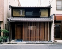 日本牛人将百年破屋改造成两层复式豪宅