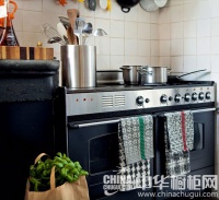 让厨房橱柜多一些中性元素吧 吸引他为你做顿美餐