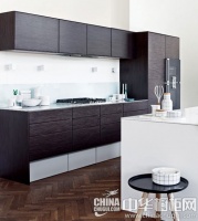 让厨房橱柜多一些中性元素吧 吸引他为你做顿美餐
