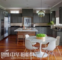 典雅浪漫的烹饪环境 古朴气息的橱柜设计美观实用