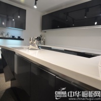 黑色钢琴烤漆橱柜 宛若钻石般的外形