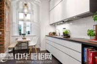 红砖墙隔出来的整体厨房 白色橱柜靓丽“傲娇”