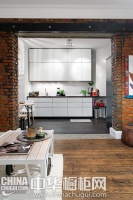 红砖墙隔出来的整体厨房 白色橱柜靓丽“傲娇”