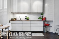 红砖墙隔出来的整体厨房 白色橱柜靓丽“傲娇”