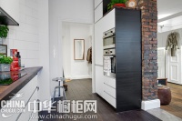 红砖墙隔出来的整体厨房 白色橱柜靓丽“傲娇”