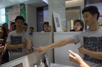 田亮参观金牌卫浴新展厅 引爆朋友圈