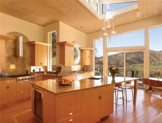 宽敞设计让厨房装修更阳光