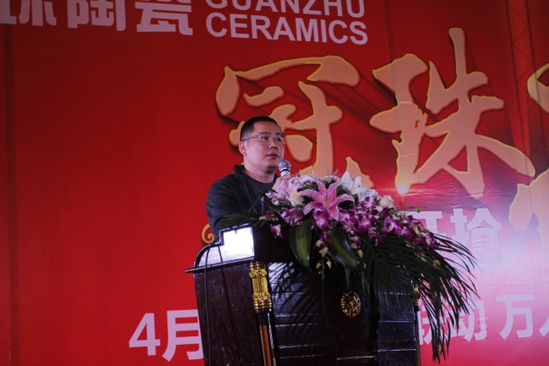 冠珠陶瓷品牌副总经理王智勇先生代表冠珠厂家上台致辞，王总诚恳、稳重的风格，赢得现场业主的一致赞许。