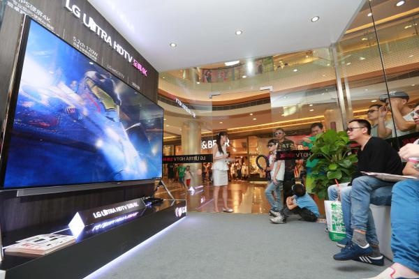 图4：消费者体验LG 98吋巨幕4K电视UB9800观看3D大片.jpg