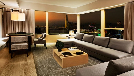 奕居套房Upper Suite——暮色的香港辉煌依旧，宽敞的房间温馨而舒适，把热闹挡在窗外。