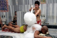 毁三观！土耳其人带着羊肉串去洗澡 浴室选新娘