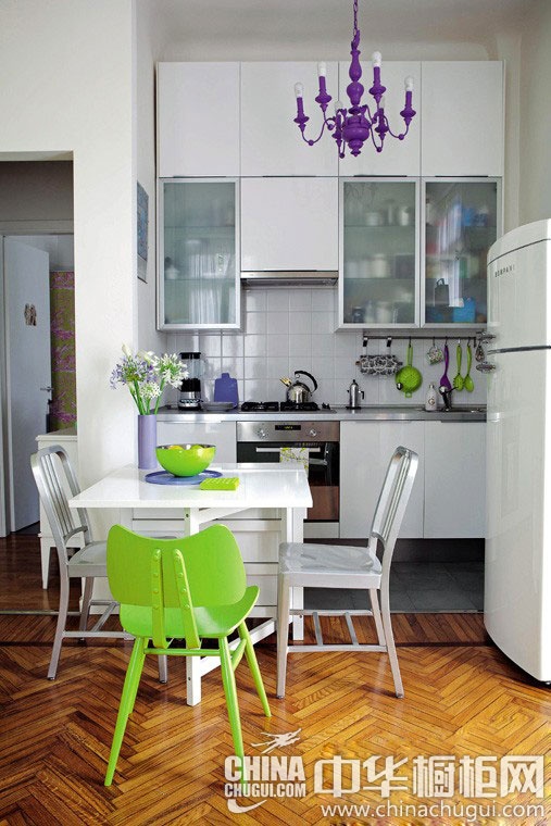 “经济适用”的微型厨房 巧用色彩平衡法提亮空间 橱柜