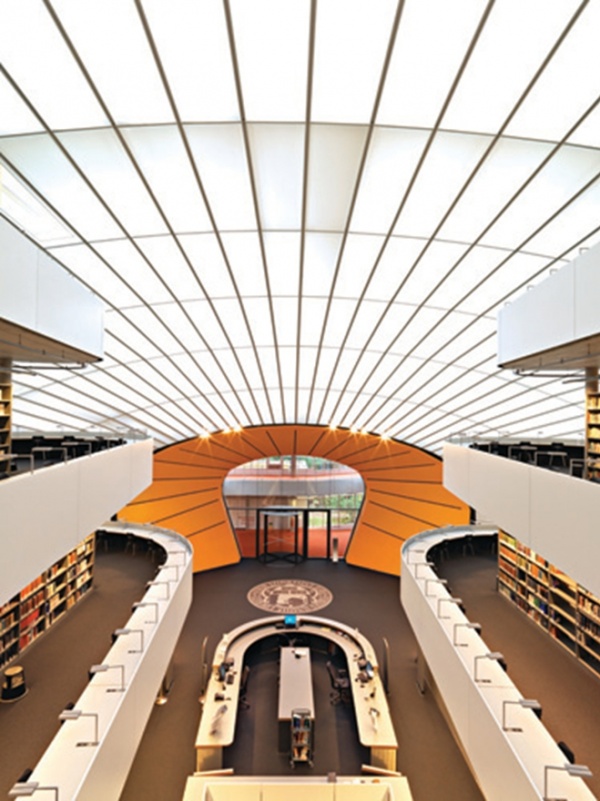 PHILOLOGICAL LIBRARY 　　建于 2005 年，位于德国 Free University of Berlin 里面的附设图书馆，被昵称为 “The Berlin Brain" 的四个故事意涵用了像气泡般外型的设计包裹着。
