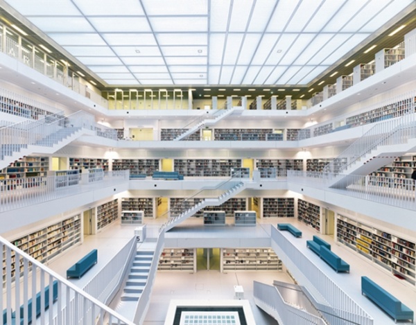 STUTTGART CITY LIBRARY 　　2011 年建于德国，内部有着大量的灰色混凝土构造，外部则使用透明玻璃筑起墙面，意旨在由内部的书籍摆设及人们的流动成为视觉上的浮动亮点。