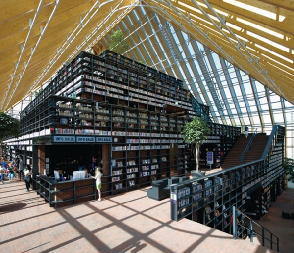 BOOK MOUNTAIN 　　2012 年建于荷兰，位于顶端的阅读室和附设的咖啡馆形成了一个绝佳的由上往下俯瞰至高点。