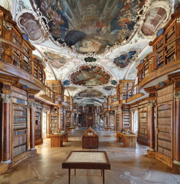 ABBEY LIBRARY OF ST. GALL 　　建于 1767 年的这座图书馆，位于瑞士，早在 1983 年便成为世界文化遗产，内部混和了历史悠久的木材、灰泥土和精美的壁画。