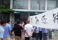 标卓员工聚集抗议 杨文杰或决意脱离家具业