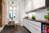 案例：红砖墙隔出整体厨房 白色橱柜最靓丽
