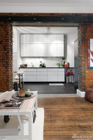 案例：红砖墙隔出整体厨房 白色橱柜最靓丽