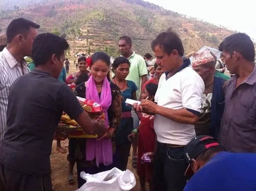 华耐登山队队员深入尼泊尔重灾区 救援仍在持续