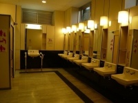 日本为何常有学生到厕所吃饭？