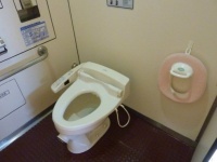 日本为何常有学生到厕所吃饭？