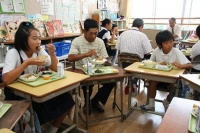 日本为何常有学生到厕所吃饭？