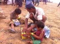 华耐登山队队员深入尼泊尔重灾区 救援仍在持续