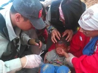 华耐登山队队员深入尼泊尔重灾区 救援仍在持续