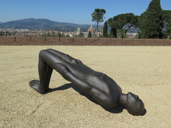 antony gormley创作的远眺佛罗伦萨的人形雕塑