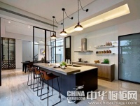 宁静悠远 浅棕色橱柜搭配深蓝色岛台