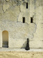 antony gormley创作的远眺佛罗伦萨的人形雕塑