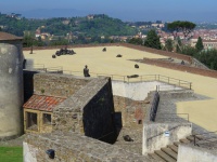 antony gormley创作的远眺佛罗伦萨的人形雕塑