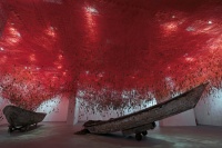 chiharu shiota用钥匙和纱线编织出让人身临其境的迷宫