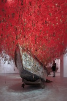 chiharu shiota用钥匙、纱线编织出让人身临其境的迷宫