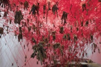 chiharu shiota用钥匙、纱线编织出让人身临其境的迷宫