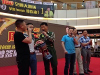 军旅歌手小曾江门签唱人气爆灯